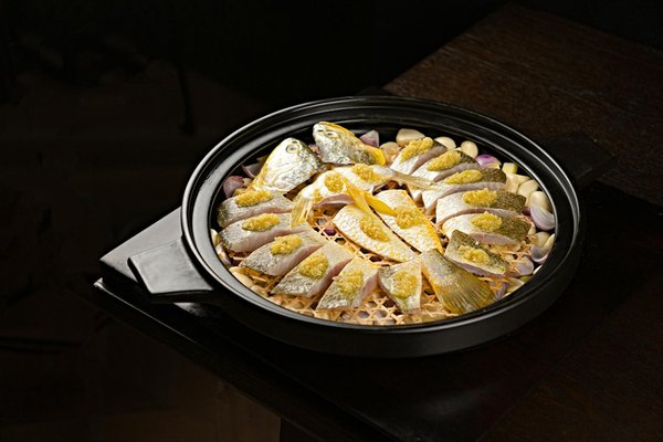 How do UK women style casual outfits for weekend outings?